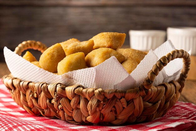 Korb mit brasilianischen Snacks Partyessen