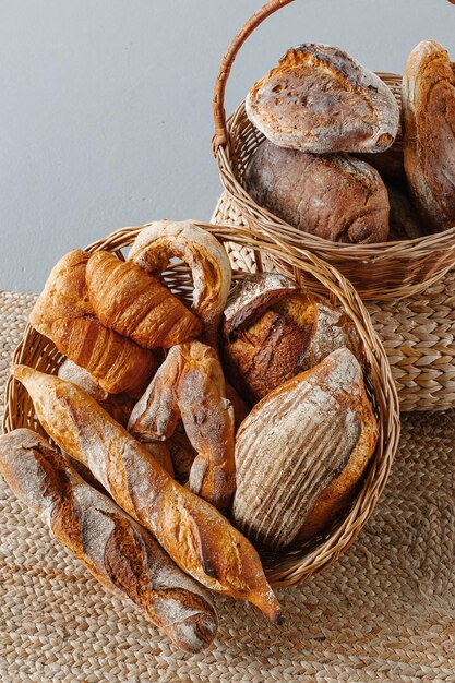 Korb mit einer Auswahl an Brot und Gebäck in einem modernen, schönen Interieur