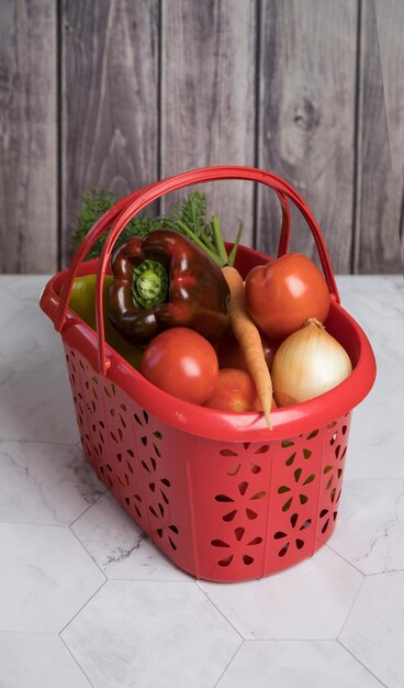 Korb mit einer Ernte von Gemüse, Tomaten, Zwiebeln, Paprika auf einem hölzernen Hintergrund