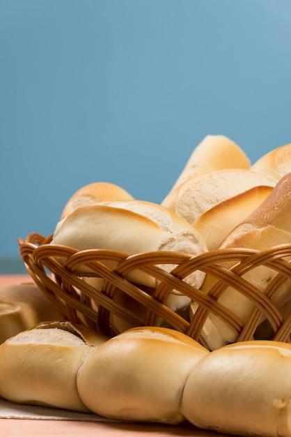 Korb mit französischem Brot auf einem Tisch