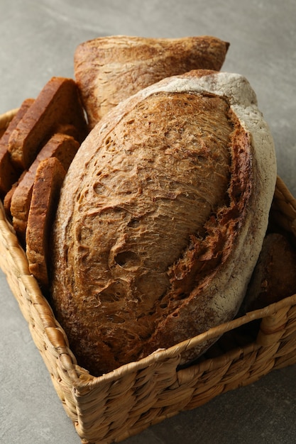 Korb mit frischem Brot auf grauem Tisch