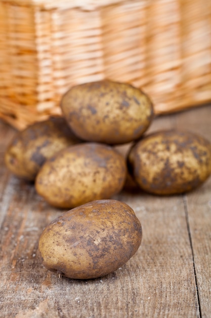 Korb mit frischen Kartoffeln