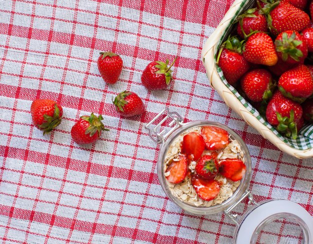 Korb mit frischen leckeren Erdbeeren auf der Tischdecke