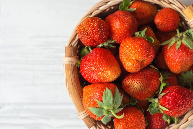 Korb mit frischen saftigen Erdbeeren