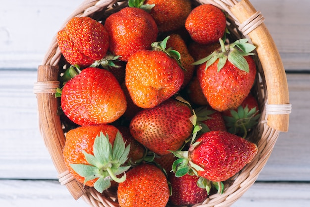 Korb mit frischen saftigen Erdbeeren