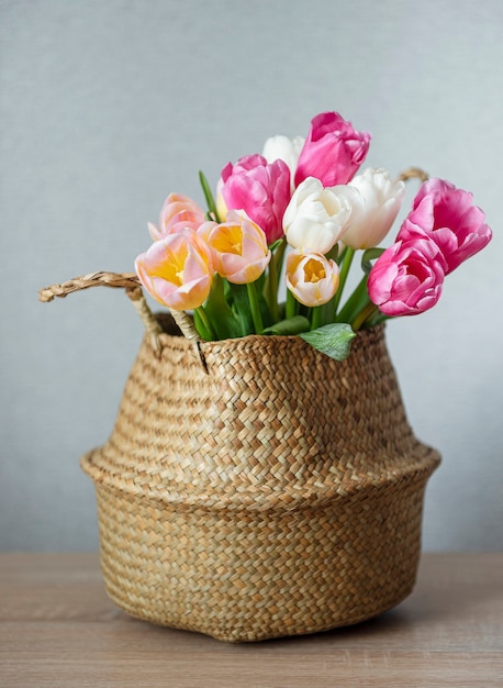 Korb mit Frühlingsbunttulpen auf dem Tisch