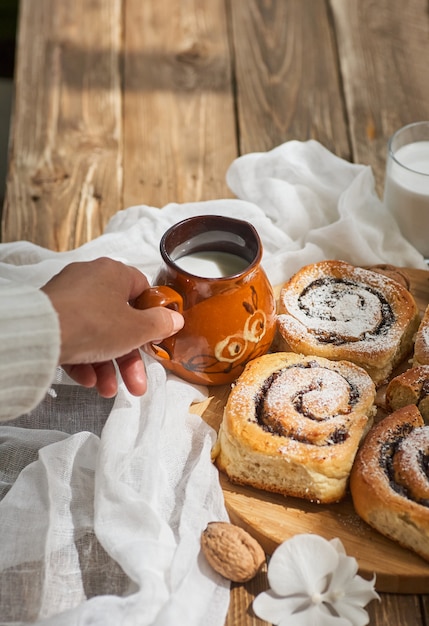 Korb mit hausgemachten Brötchen mit Marmelade