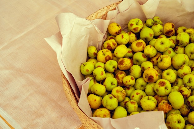 Korb mit kleinen grünen Äpfeln schließen