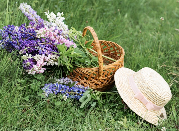 Korb mit Lupinenblüten