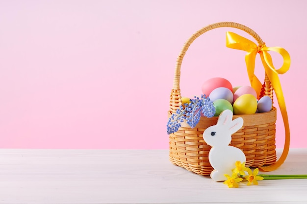 Foto korb mit narzissenblüten und verzierten eiern für die osterferien hausgemachte kaninchenplätzchen