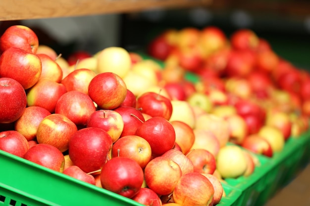 Korb mit Äpfeln im Markt