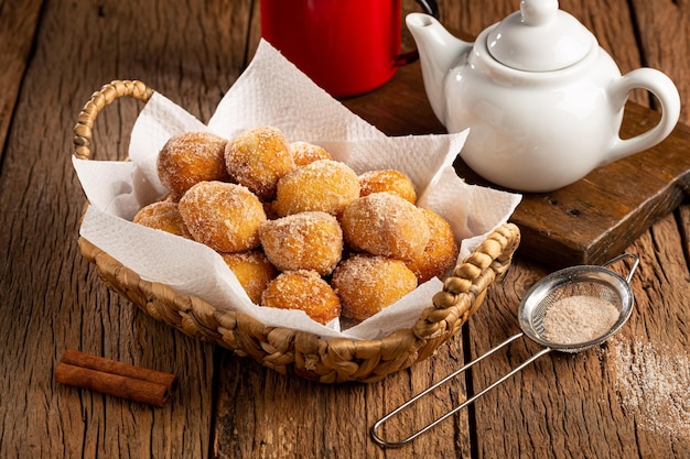 Korb mit Regenplätzchen In Brasilien bekannt als Bolinho de Chuva