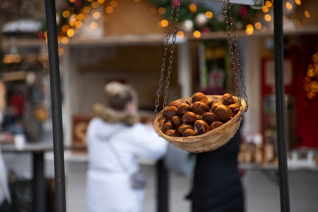 Korb mit rohen Haselnüssen, die im europäischen Winter an der Weihnachtsstraße hängen