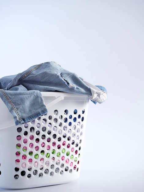 Korb mit schmutziger Wäsche zum Waschen