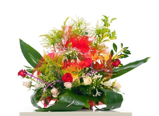 Korb mit verschiedenen Blumen
