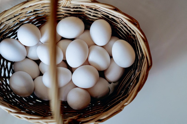 Korb mit weißen Hühnereiern Draufsicht Ostern-Konzept