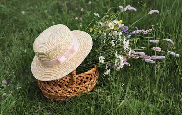 Korb mit Wildblumen