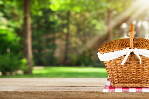 Korb-Picknick-Freizeit mit einer Tischdecke auf einem Tisch