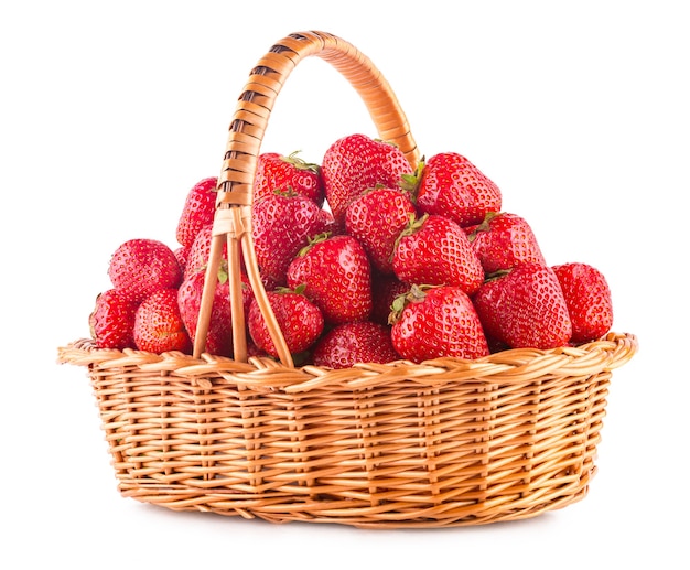Korb voller Erdbeeren auf weißem Hintergrund
