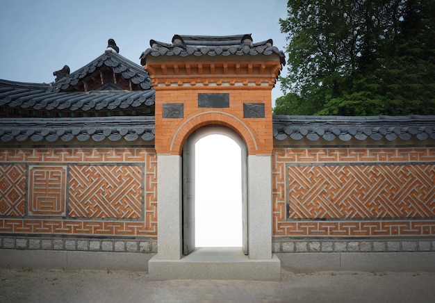 Korea Vintage Gateway y pared vintage tradicional con la luz dentro de la puerta