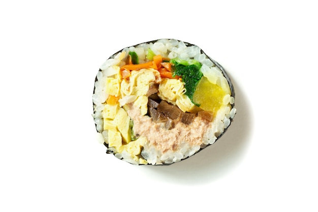 Koreanische Gimbap-Rolle lokalisiert auf weißer Oberflächennahaufnahme.