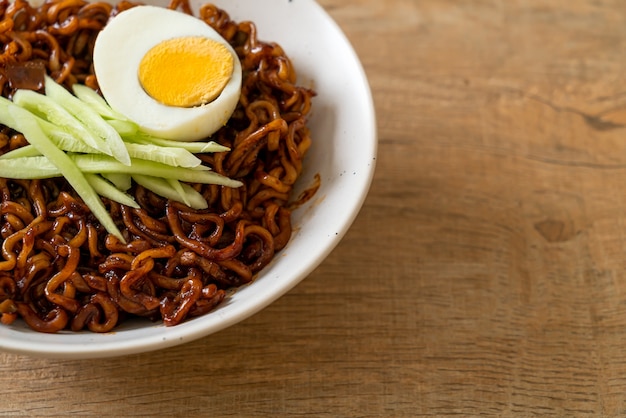 Koreanische Instant-Nudel mit Gurke mit schwarzer Bohnensauce und gekochtem Ei (Jajangmyeon oder JJajangmyeon) - koreanische Küche