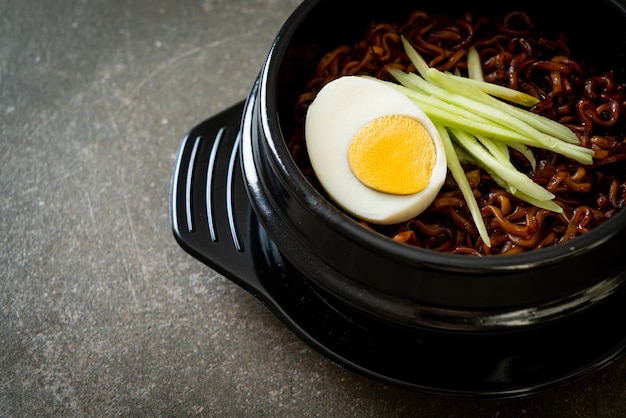 Koreanische Instant-Nudeln mit schwarzer Bohnensauce überzogener Gurke und gekochtem Ei (Jajangmyeon oder JJajangmyeon) - koreanische Küche