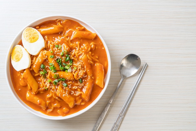 Koreanische Instant-Nudeln und Tteokbokki in koreanischer würziger Sauce, Rabokki - koreanische Küche