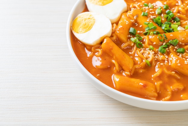 Koreanische Instant-Nudeln und Tteokbokki in koreanischer würziger Sauce, Rabokki - koreanische Küche