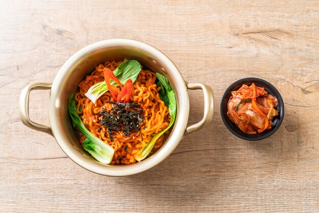 koreanische Instantnudeln mit Gemüse und Kimchi