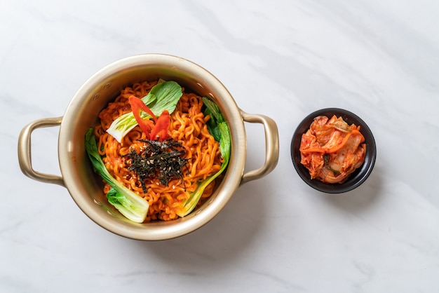 Koreanische Instantnudeln mit Gemüse und Kimchi