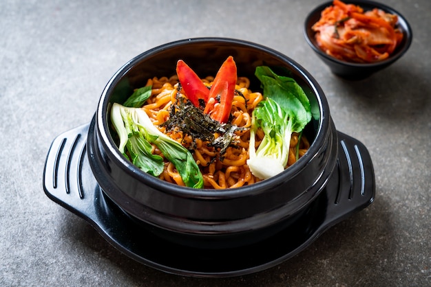 Koreanische Instantnudeln mit Gemüse und Kimchi