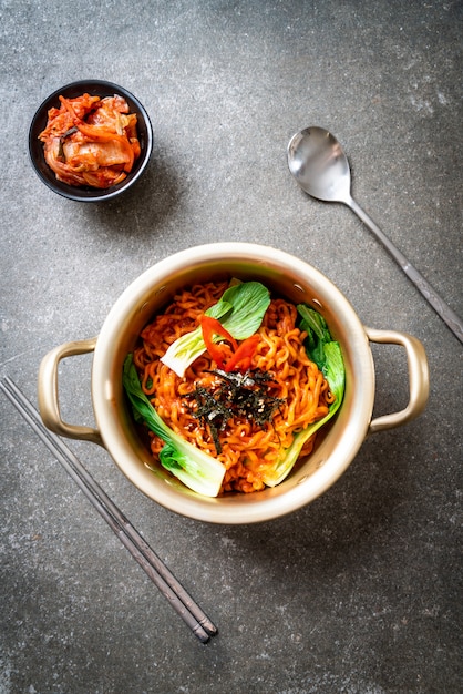 koreanische Instantnudeln mit Gemüse und Kimchi