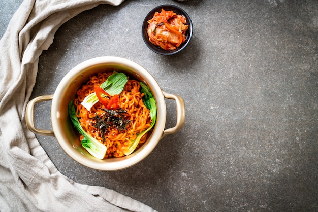 koreanische Instantnudeln mit Gemüse und Kimchi