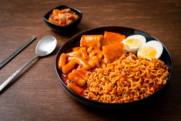 Koreanische Instantnudeln mit koreanischem Reiskuchen und Fischkuchen und gekochtem Ei - Rabokki - Koreanisches Essen