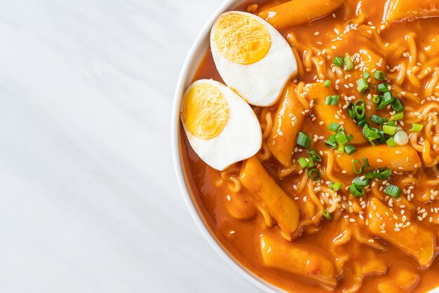 Koreanische Instantnudeln und Tteokbokki in koreanischer scharfer Sauce, Rabokki - koreanischer Essensstil