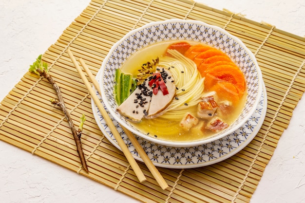 Koreanische Nudelsuppe mit geräuchertem Huhn und Gemüse. Würziges Gericht für eine gesunde Mahlzeit