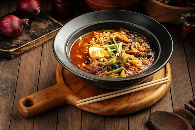 Koreanische Ramen-Scharfe Nudelsuppe mit Stäbchen