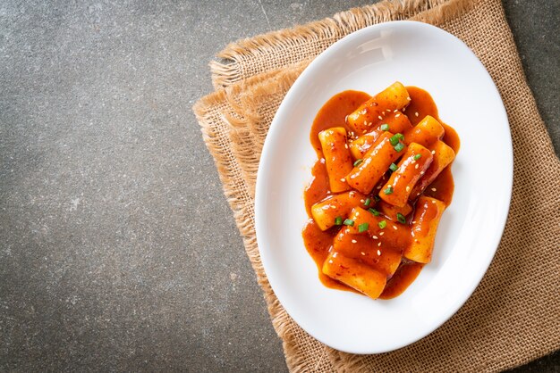 Koreanische Reiskuchenstange in würziger Sauce (Tteokbokki) - koreanische Essensart