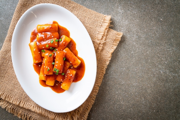 Koreanische Reiskuchenstange in würziger Sauce (Tteokbokki) - koreanische Essensart