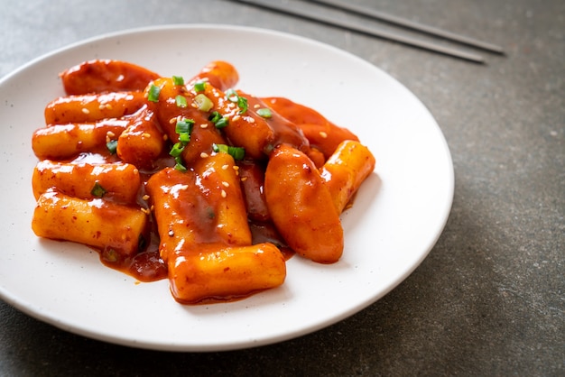 Koreanische Reiskuchenstange mit Wurst in würziger Sauce (Tteokbokki) - koreanische Essensart