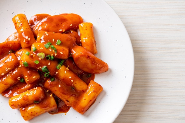 Koreanische Reiskuchenstange mit Wurst in würziger Sauce (Tteokbokki) - koreanische Essensart