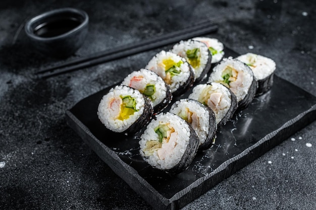 Koreanische Reisrolle Kimbap oder Gimbap Koreanisches Sushi Schwarzer Hintergrund Ansicht von oben