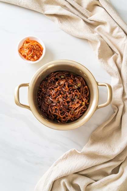 Koreanische schwarze Spaghetti oder Instantnudeln mit gerösteter Chajung-Sojabohnensauce (Chapagetti) - koreanische Küche