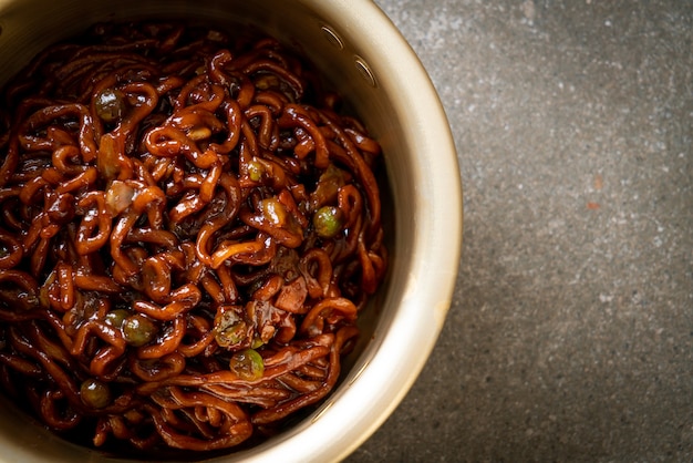 Koreanische schwarze Spaghetti oder Instantnudeln mit gerösteter Chajung-Sojabohnensauce (Chapagetti) - koreanische Küche