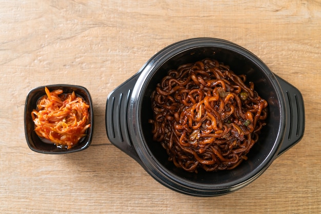 Koreanische schwarze Spaghetti oder Instantnudeln mit gerösteter Chajung-Sojabohnensauce