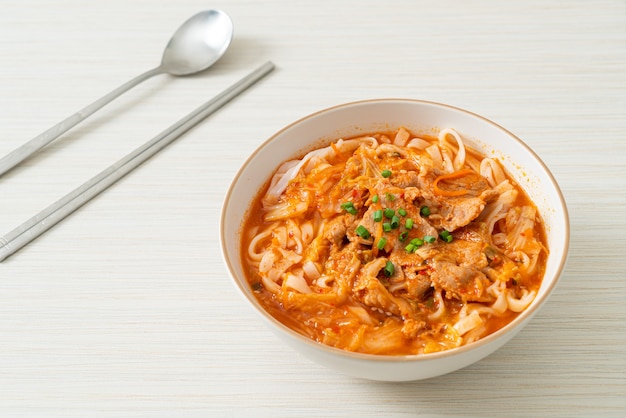 Koreanische Udon-Ramen-Nudeln mit Schweinefleisch in Kimchi-Suppe - asiatische Küche