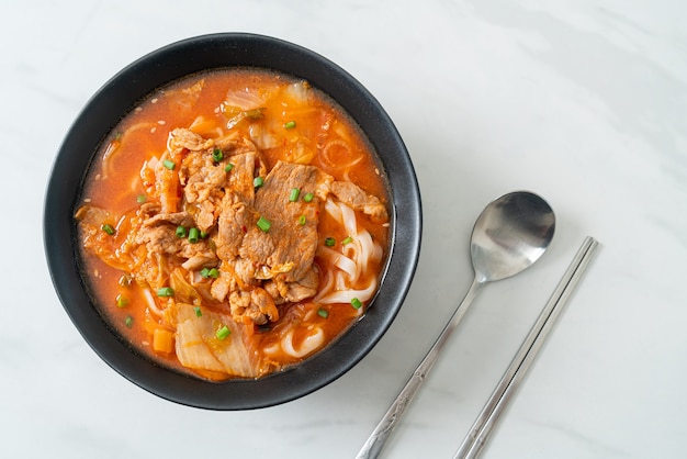Koreanische Udon-Ramen-Nudeln mit Schweinefleisch in Kimchi-Suppe - asiatische Küche