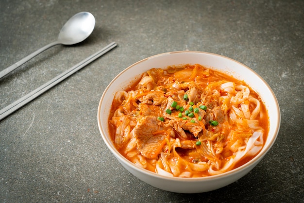 Koreanische Udon-Ramen-Nudeln mit Schweinefleisch in Kimchi-Suppe