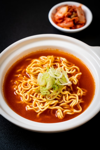 koreanische würzige Instantnudeln mit Kimchi